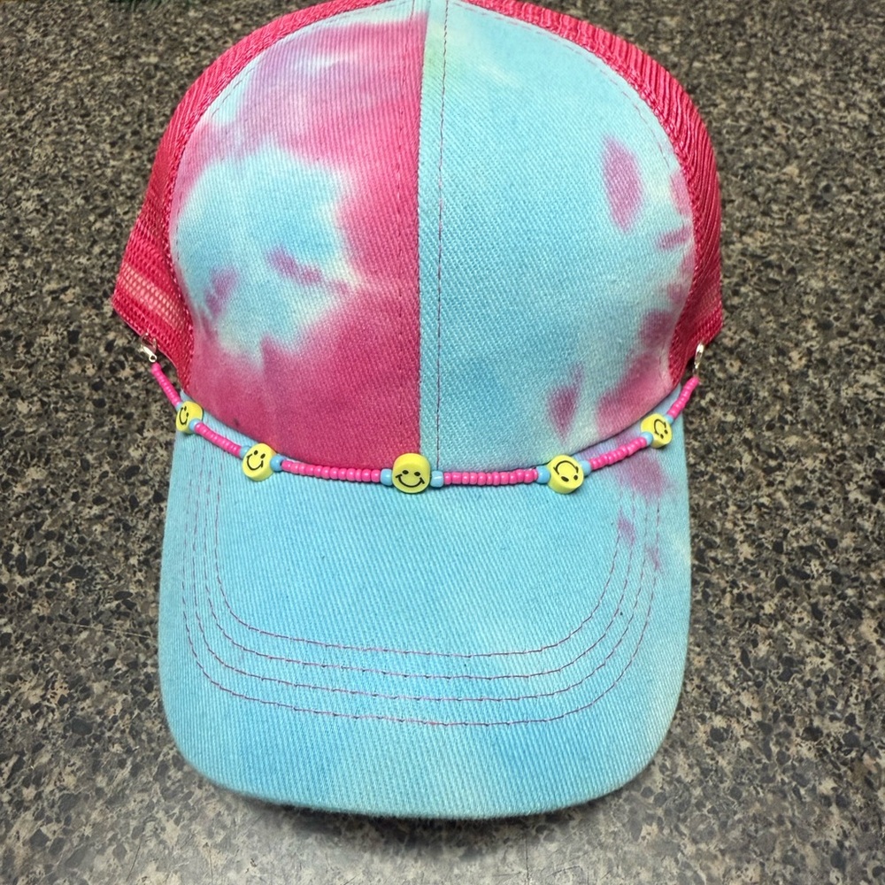 Baseball cap with hat chain